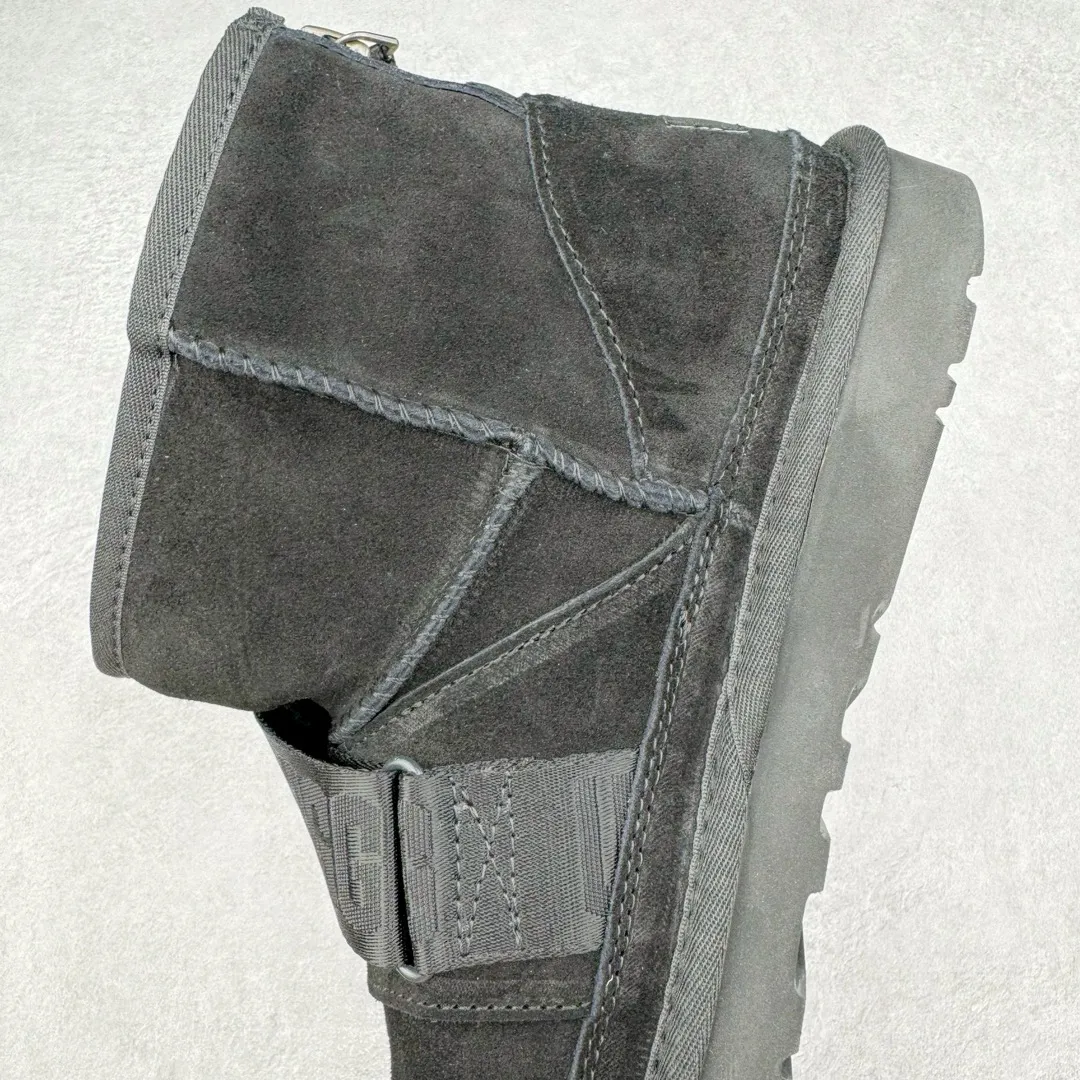 Pick up locally 💰640 UGG 5013 snap-on men's autumn and winter sheepskin and fur integrated snow boots. All shoes are made from the same factory as ZP. Longfeng A-grade Australian imported sheepskin and fur integrated men's boots. Brand OEM production line. Fully follow the ZP process. Original pattern maker of the OEM. Adhering to the principle of no original shoes and no development selection. Pay attention to every detail. The most authentic version on the market TREADLITE "Light Wing" technology outsole Lightweight/durable/flexible/pile size: 40 41 42 43 44 Coding: by3936050